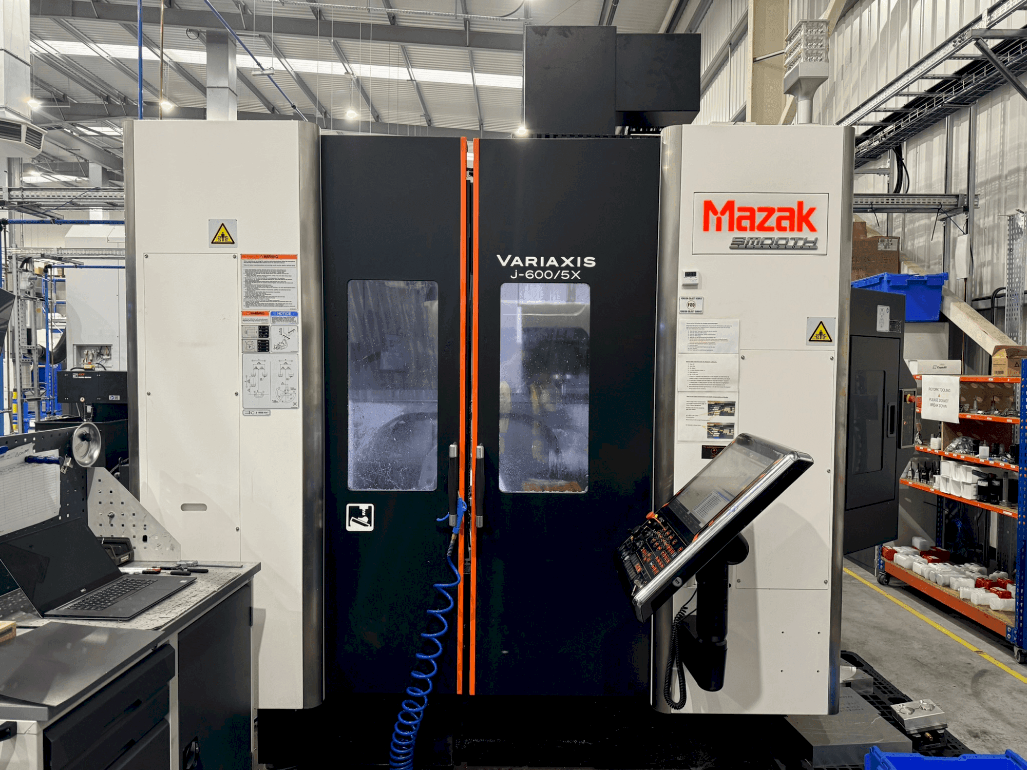 A Mazak Variaxis J-600  gép elölnézete