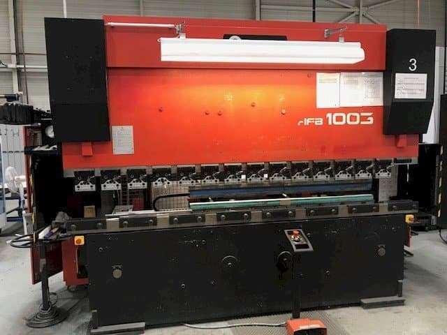 A AMADA HFBO 100-3  gép elölnézete
