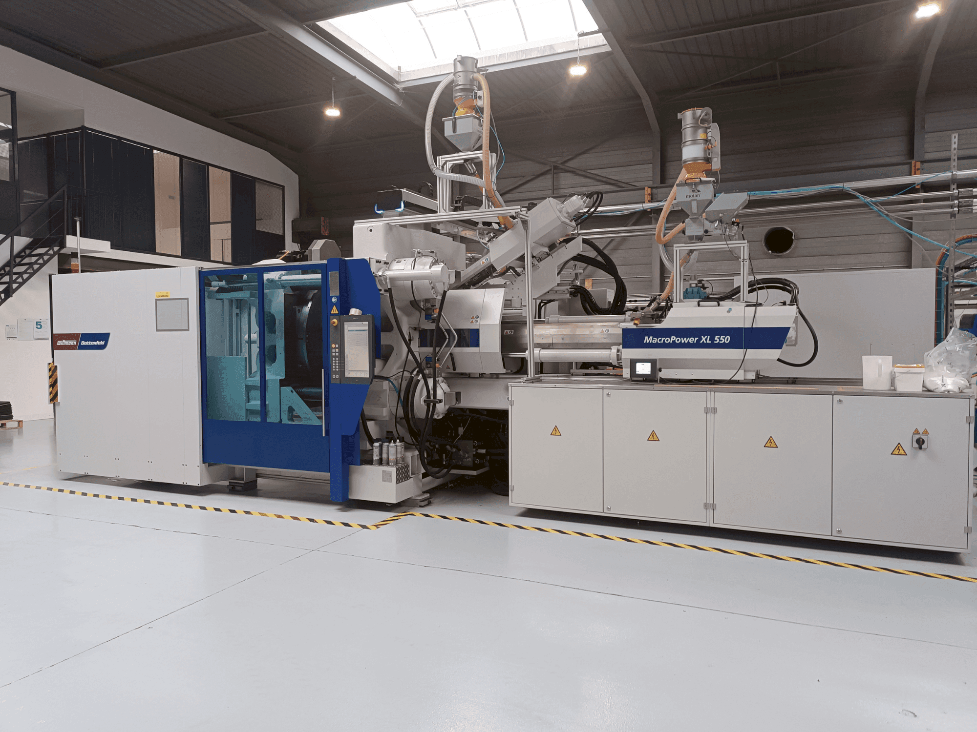 A Battenfeld MacroPower 550XL 2250H-350S 3K  gép elölnézete