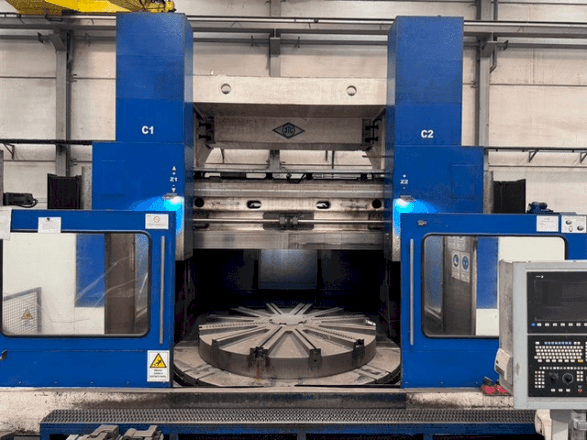 A KOLOMNA 1532T  gép elölnézete