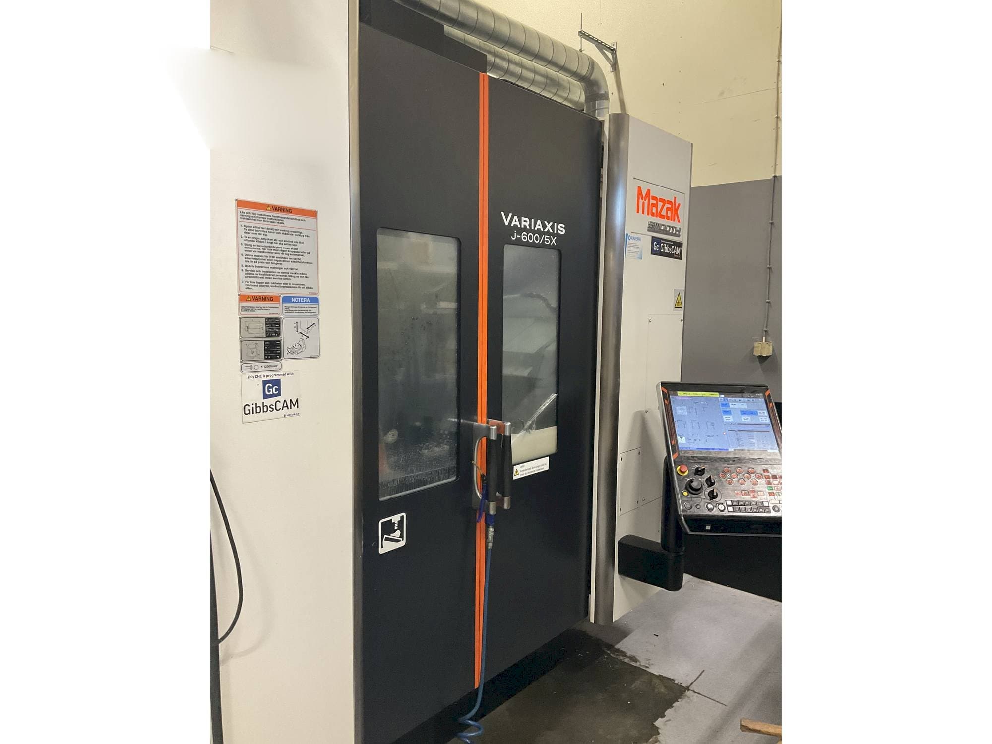 A Mazak Variaxis J-600  gép elölnézete