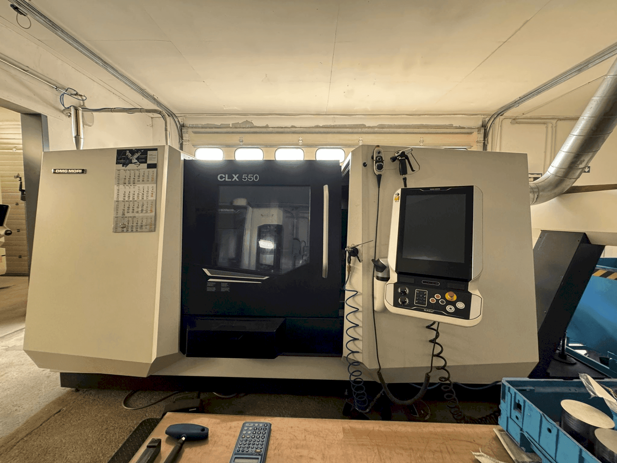 A DMG MORI CLX 550 V6  gép elölnézete