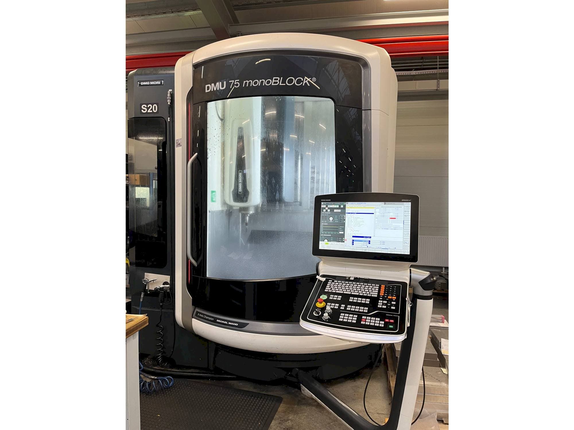 A DMG MORI DMU 75 monoBLOCK  gép elölnézete