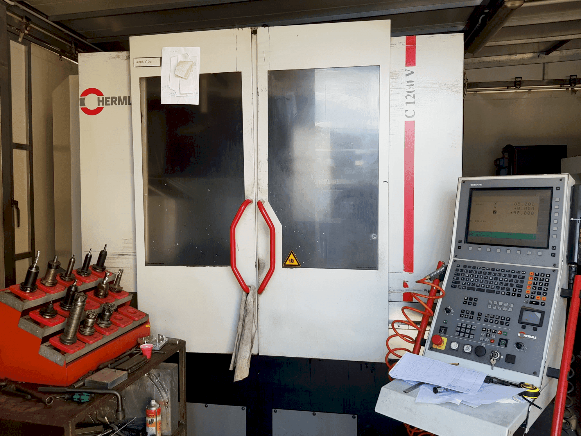 A HERMLE C 1200 V  gép elölnézete