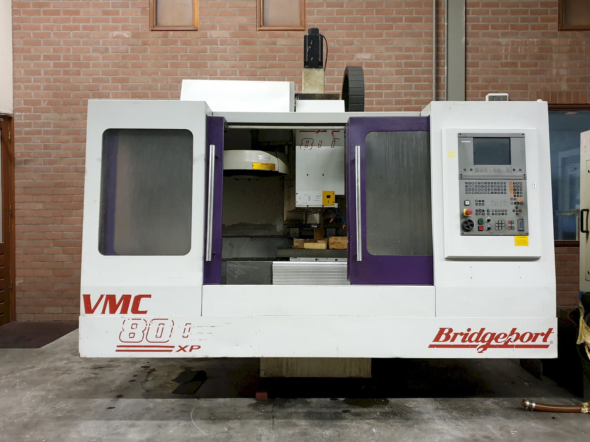 A Bridgeport VMC 800 22 gép elölnézete