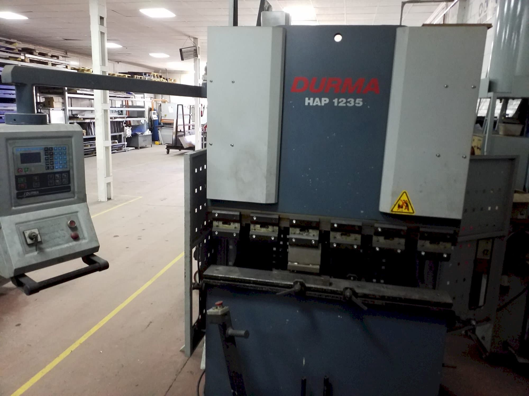 A Durma HAP-1235  gép elölnézete