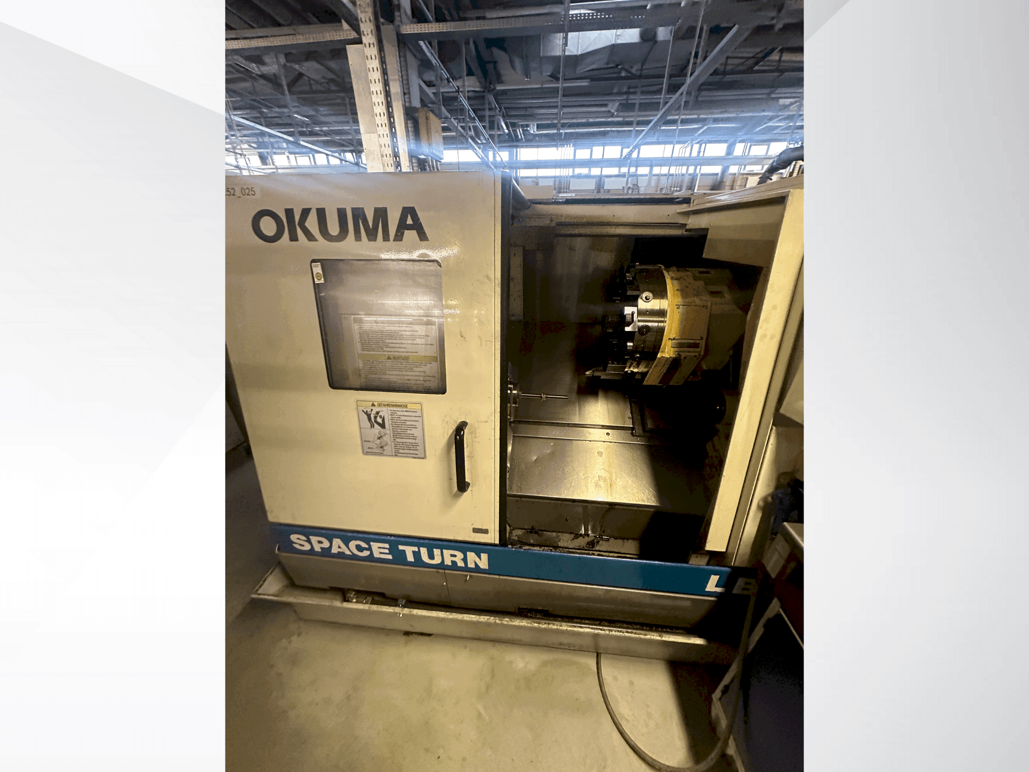 A Okuma LB 300  gép elölnézete