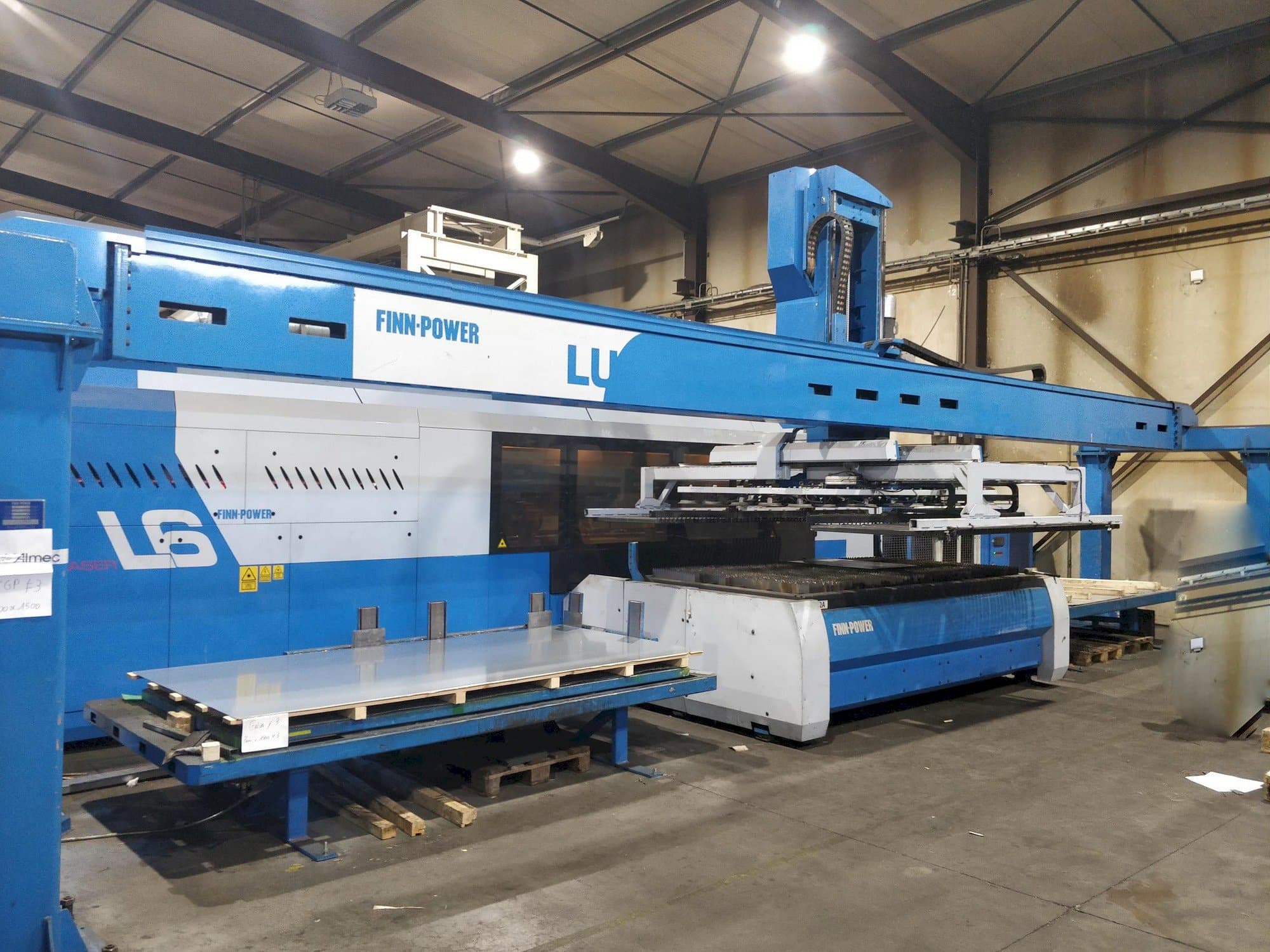 A Finn-Power L6  gép elölnézete