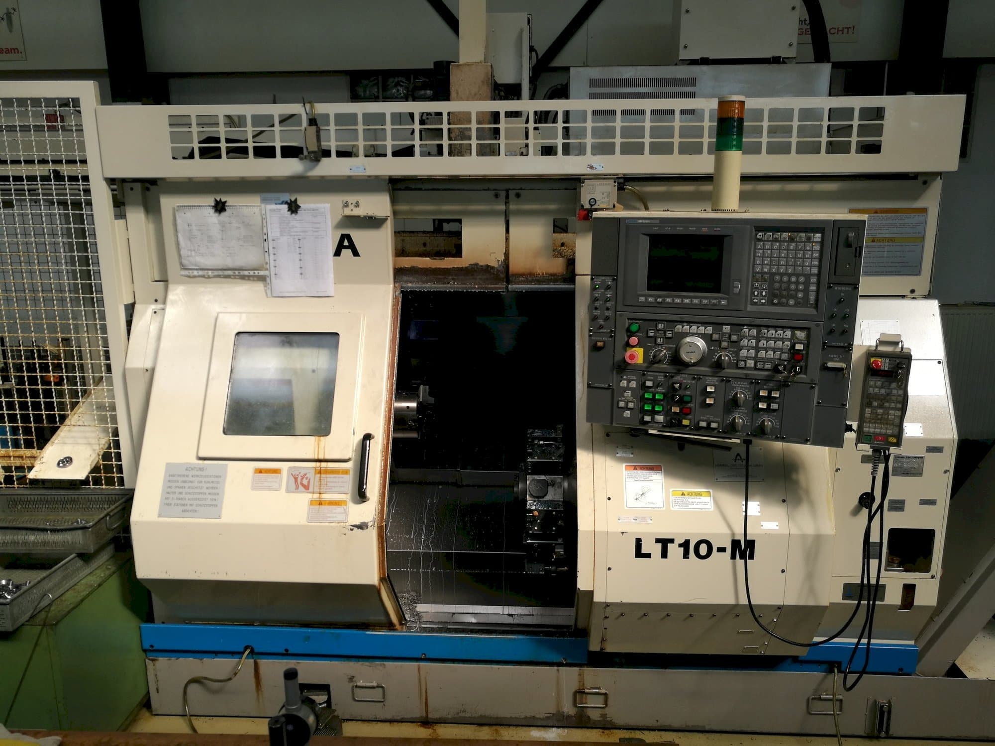 A Okuma LT10-M  gép elölnézete