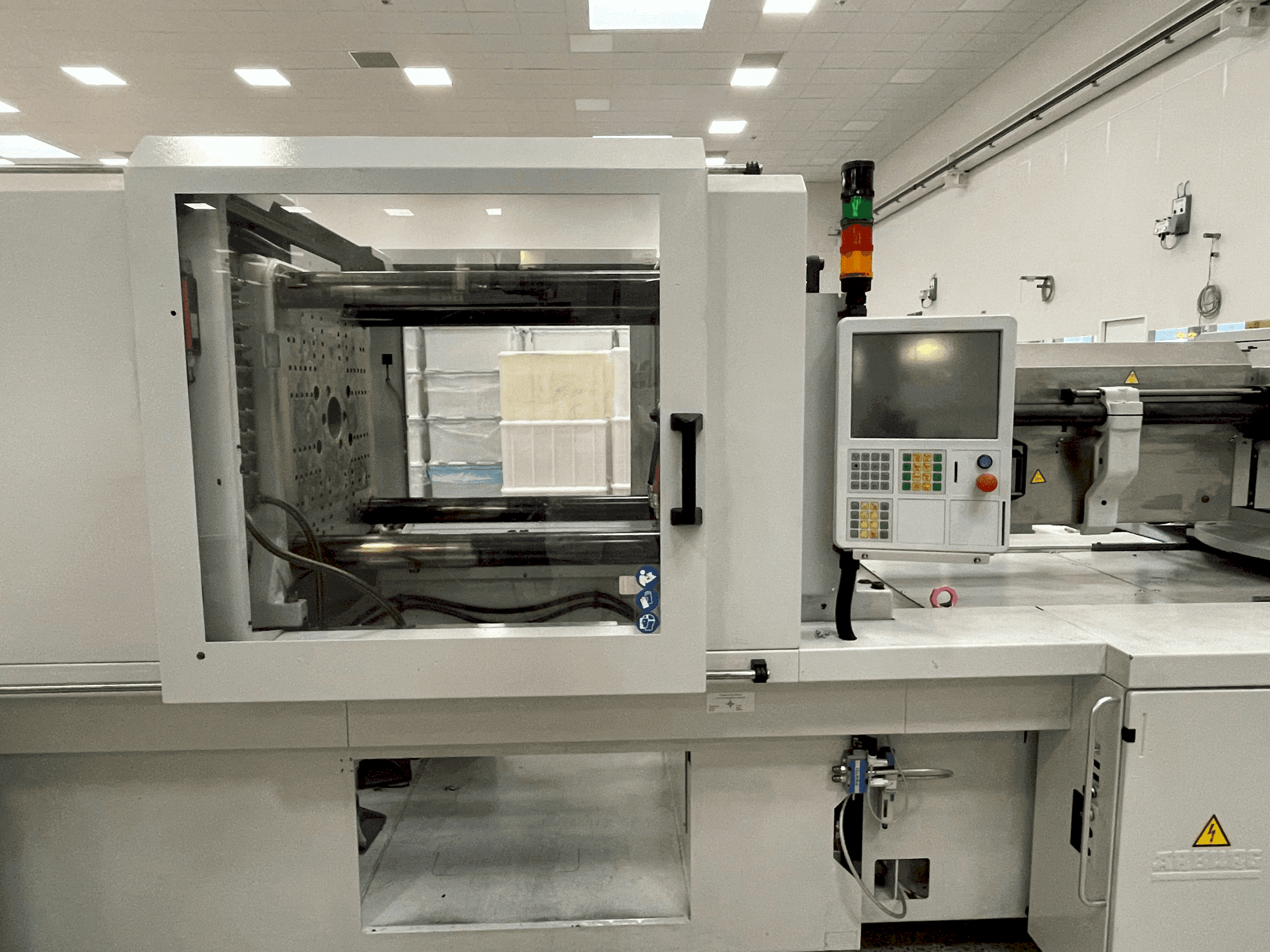 A Arburg Allrounder 570 H 2000-1300  gép elölnézete