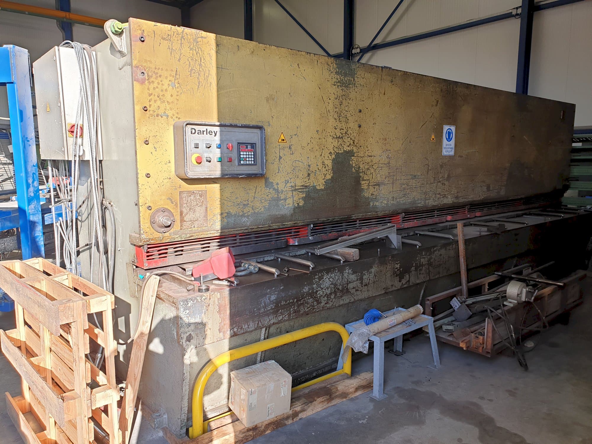 A Darley VS 6100X8  gép bal oldali nézete