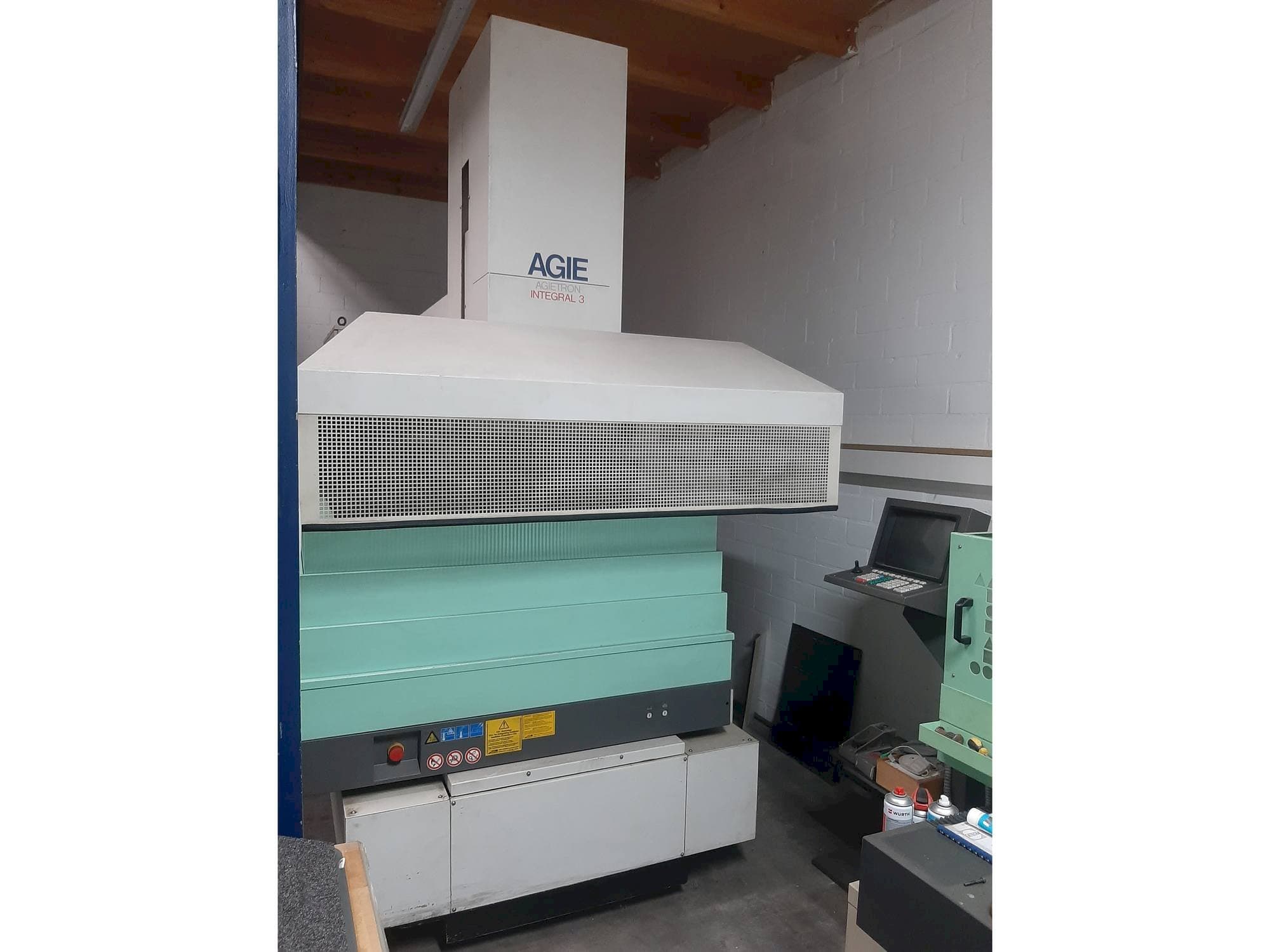 A AGIE Agietron Integral 3  gép elölnézete