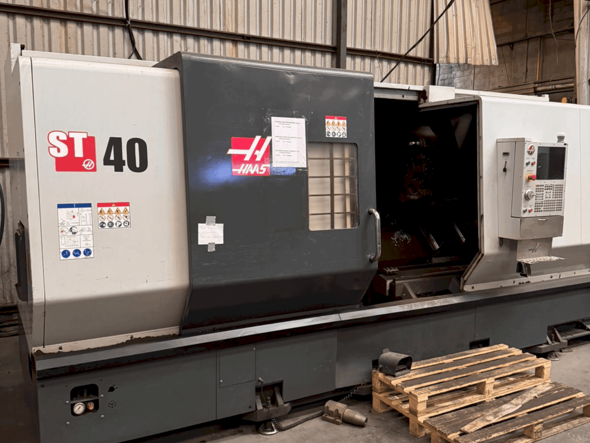 A HAAS ST-40  gép elölnézete