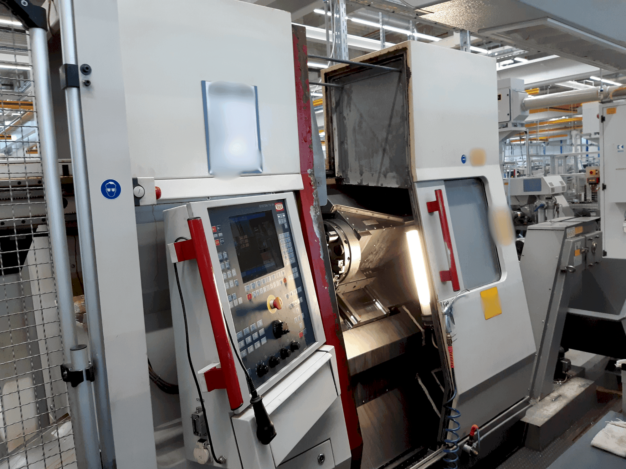 A TRAUB TNA 300  gép elölnézete