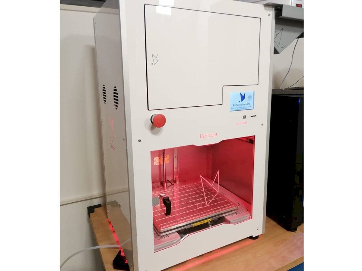 A Roboze One Plus 400  gép elölnézete