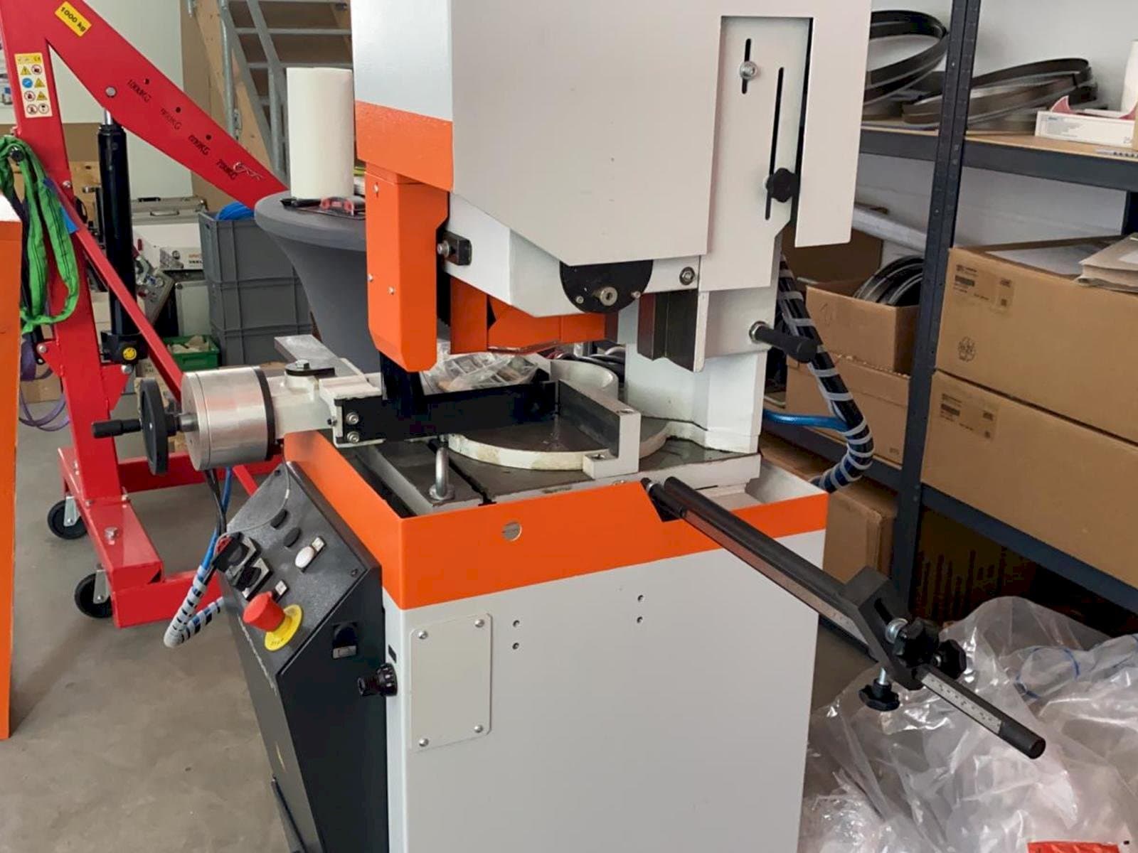 A KASTO Radial U7  gép oldalnézete