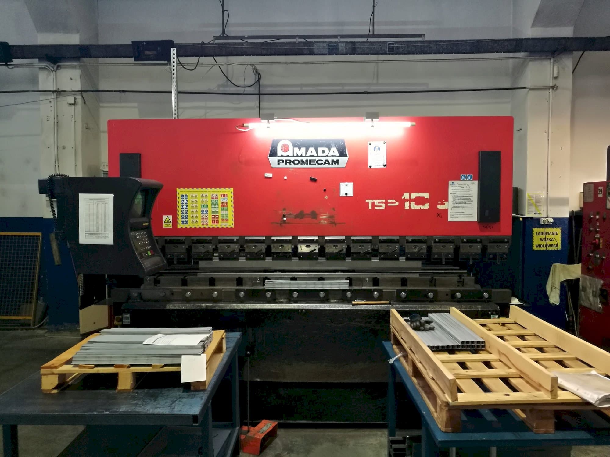 A AMADA ITS2  gép elölnézete