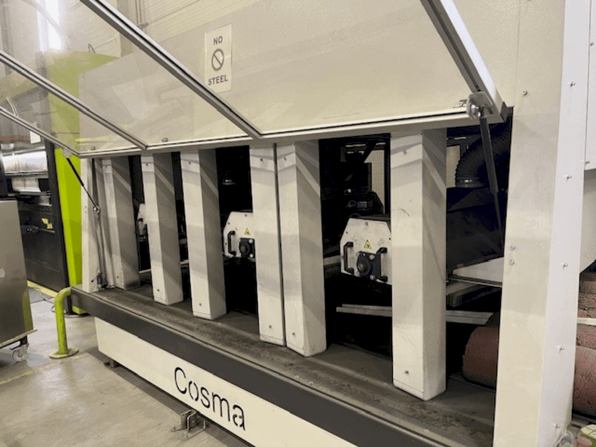 A COSMA 1300 2B V10D1B+C  gép elölnézete