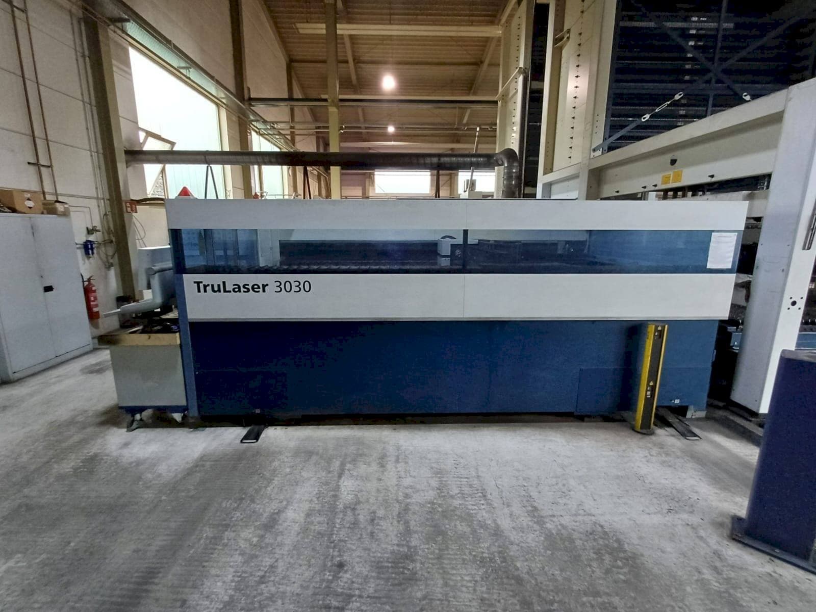 A TRUMPF TruLaser 3030  gép elölnézete