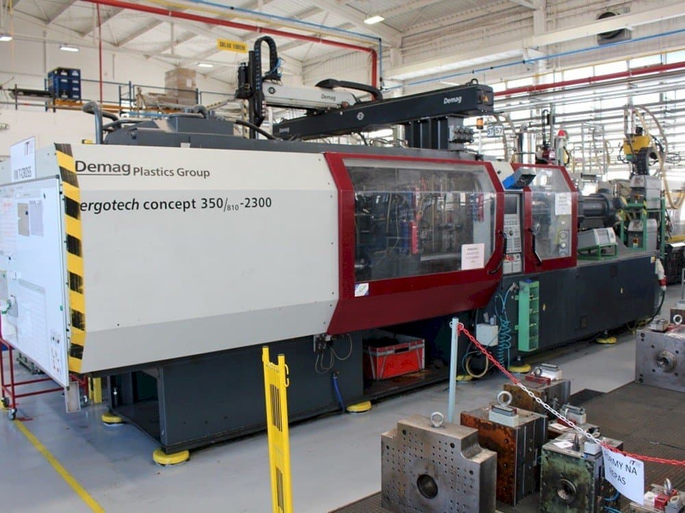 A DEMAG Ergotech 350/810-2300  gép oldalnézete