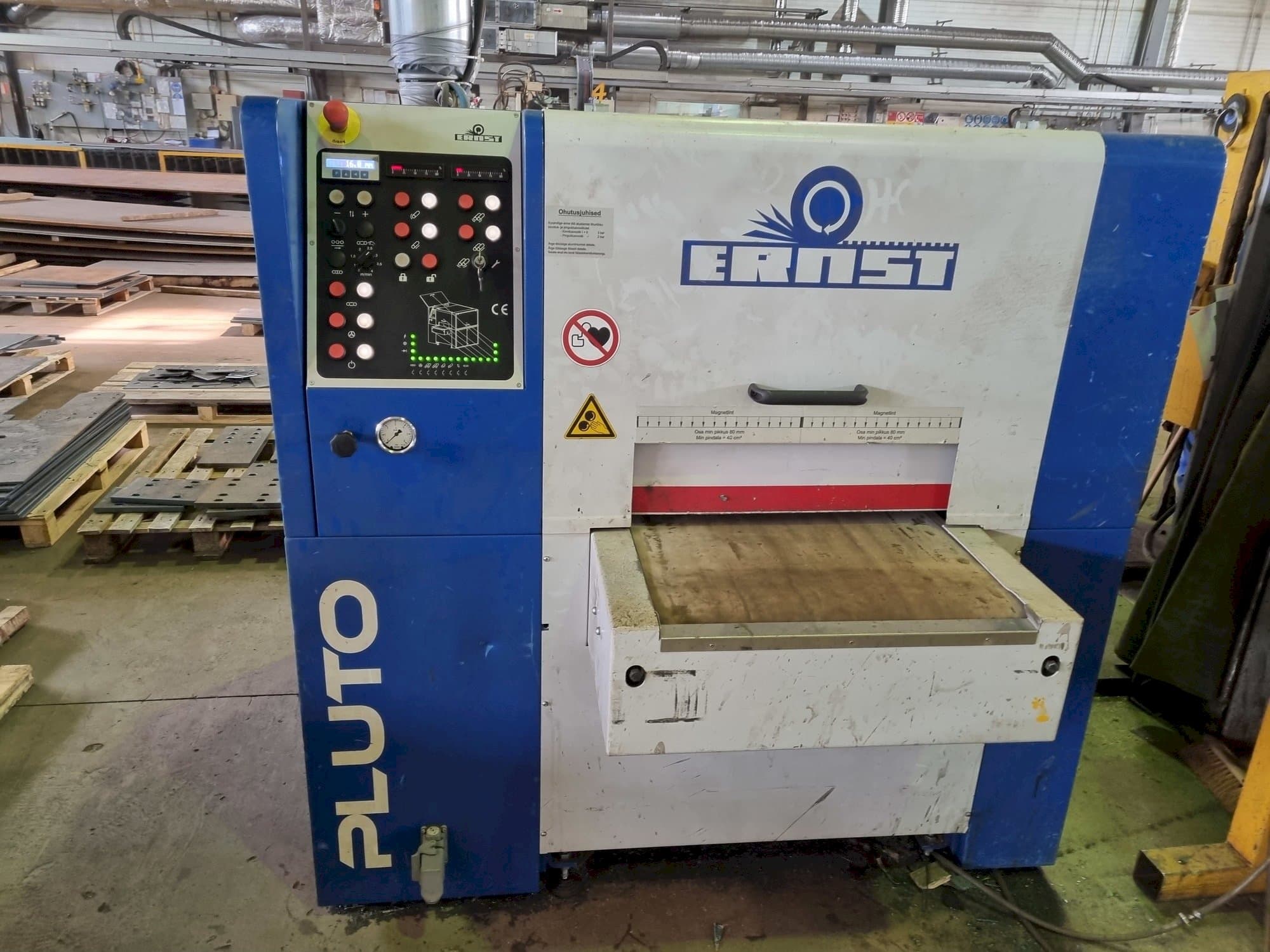 A ERNST PLUTO ELL 600  gép elölnézete