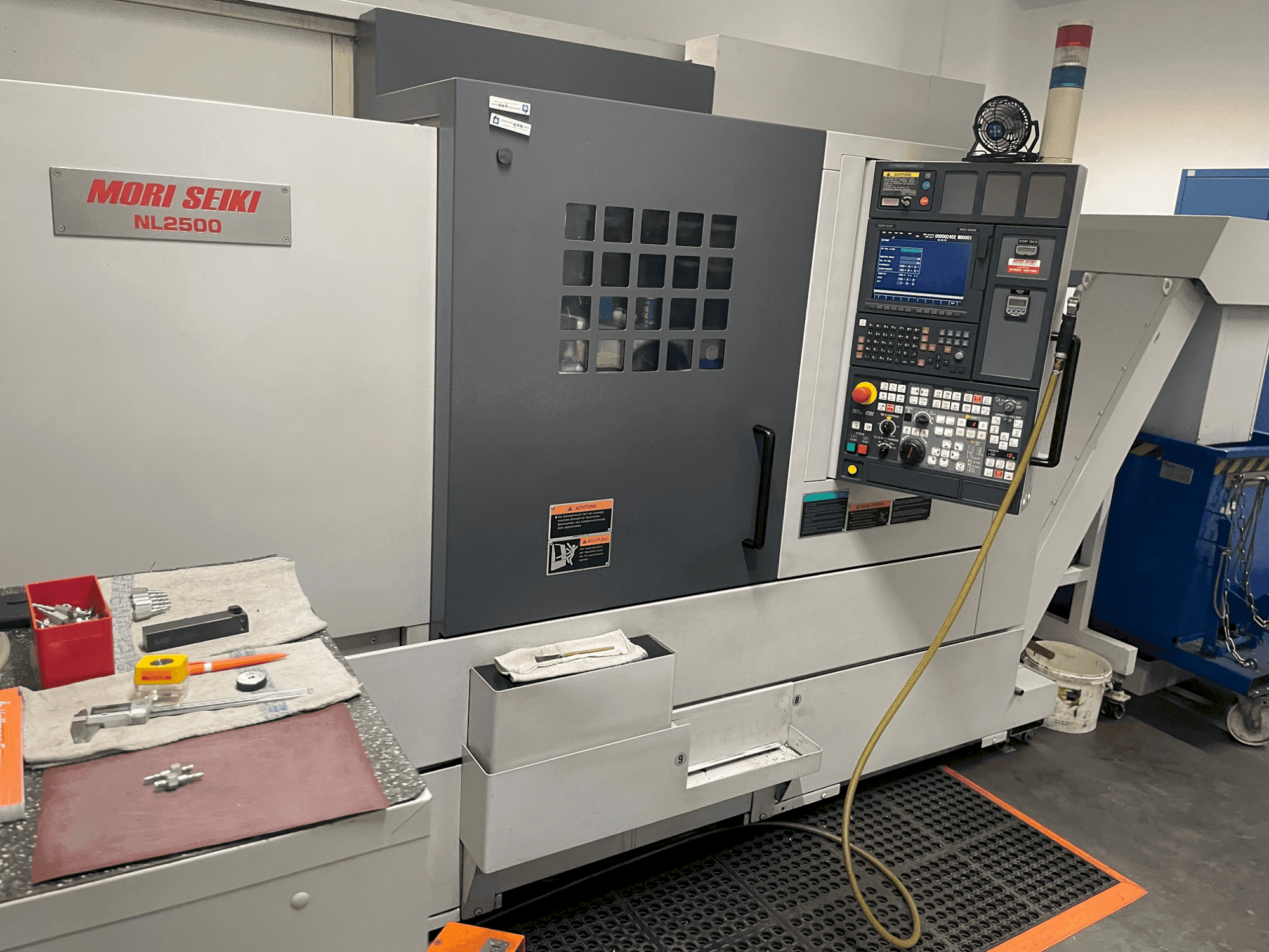 A MORI SEIKI NL2500Y/700  gép elölnézete