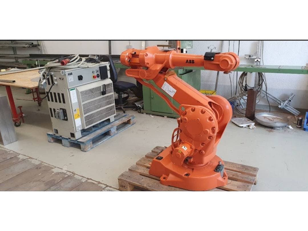 A ABB IRB 2400 M2000  gép elölnézete