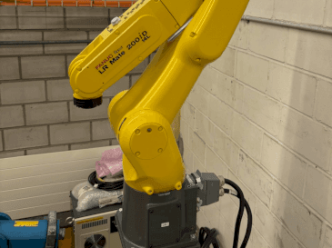 A FANUC LR Mate 200 iD 14L  gép elölnézete