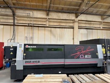 A AMADA ENSIS-3015 AJ  gép elölnézete