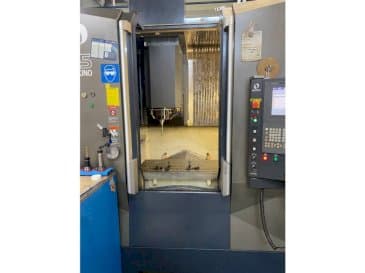 A Makino F5 gép elölnézete