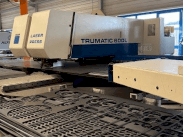 A TRUMPF Trumatic 600L  gép elölnézete