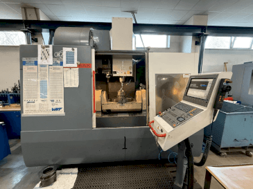 A KOVOSVIT MAS MCV 1000 Speed 5AX  gép elölnézete