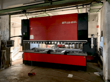 A AMADA HFP NT 220-4L  gép elölnézete