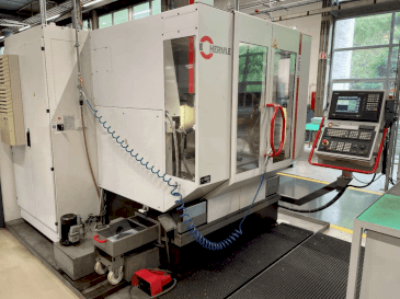 A HERMLE C800V  gép elölnézete