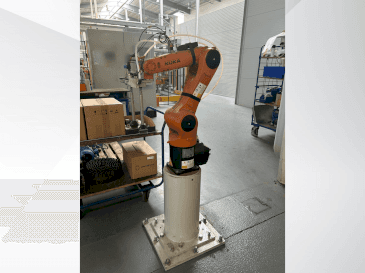A KUKA KR 6 R900 fivve  gép elölnézete