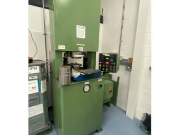 A Extrude Hone Vector Series  gép elölnézete