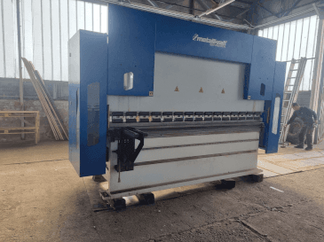 A Metallkraft  GBP 31175  gép elölnézete