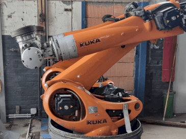 A KUKA KR 90 R3100 extra C-F-HP  gép elölnézete