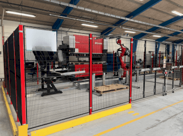 A AMADA HFE3i 1003 8 axes L  gép elölnézete