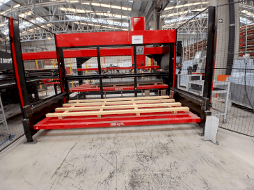 A AMADA EMZ3612M2  gép elölnézete