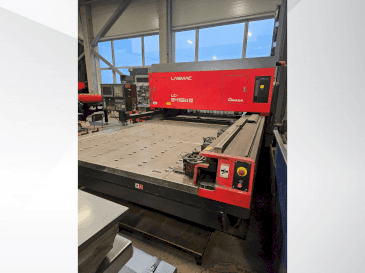 A AMADA LC 2415 A3  gép elölnézete