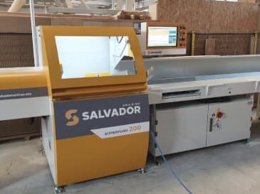 A SALVADOR Superpush 200  gép elölnézete