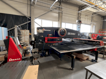 A AMADA EM2510NT  gép elölnézete