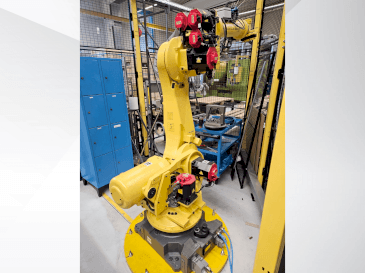 A FANUC R2000iB/165F  gép elölnézete
