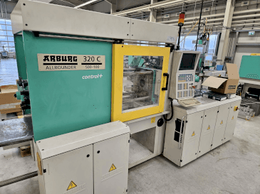 A Arburg 320 C 500-100 + Multilift H with B-Axis gép elölnézete