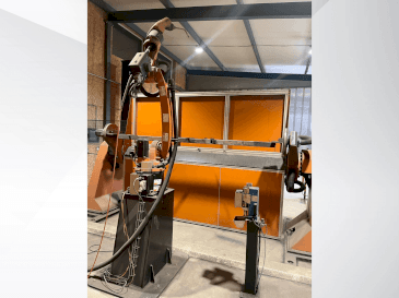A KUKA KR8 R2100-2 arc HW  gép elölnézete