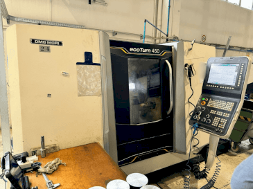 A DMG MORI EcoTurn 450 V3  gép elölnézete