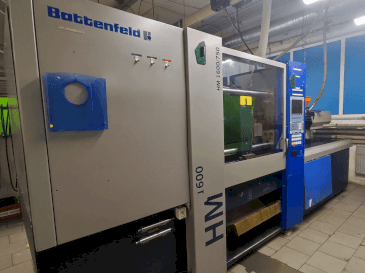 A Battenfeld HM 1600/750 gép elölnézete