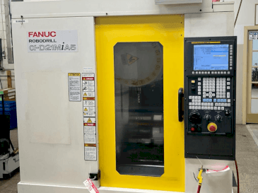 A FANUC Robodrill D21MiA5 gép elölnézete
