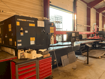 A AMADA LC2415 alpha3  gép elölnézete